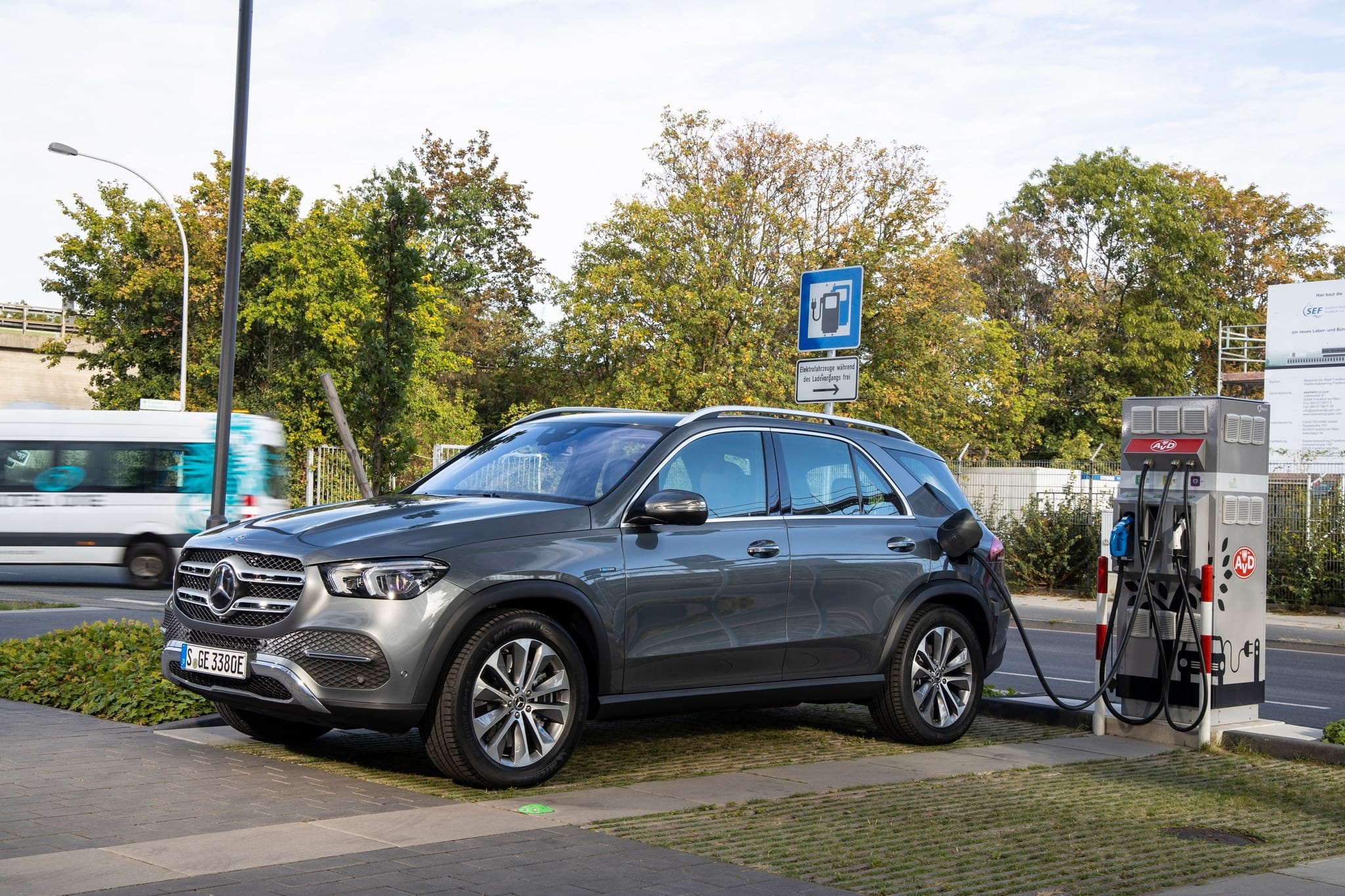 Detail přední masky hybridního Mercedes-Benz GLE 350de v nočním osvětlení